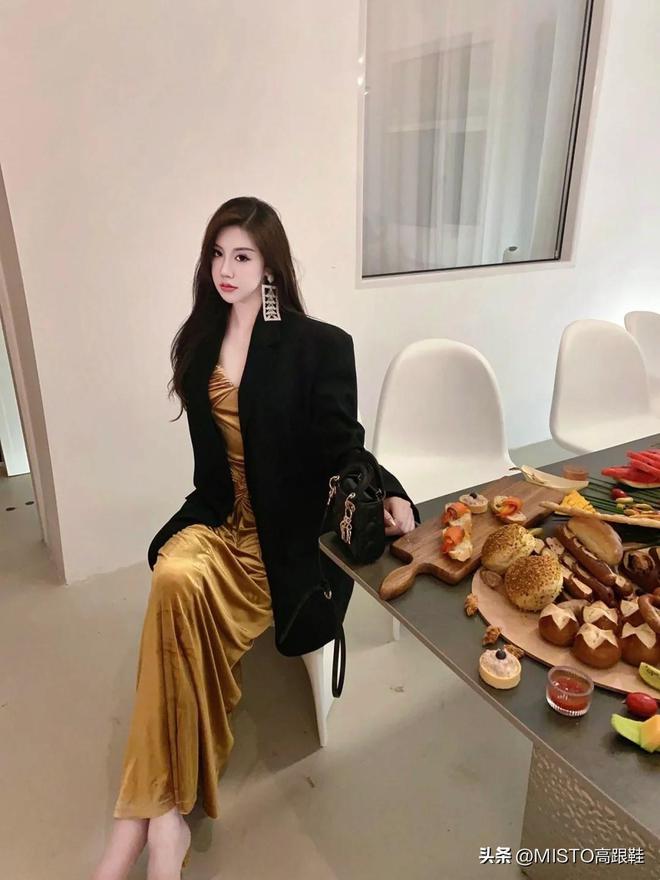 服裙”端庄优雅气质好适合派对！新利娱乐穿“高跟鞋”搭配“礼(图2)
