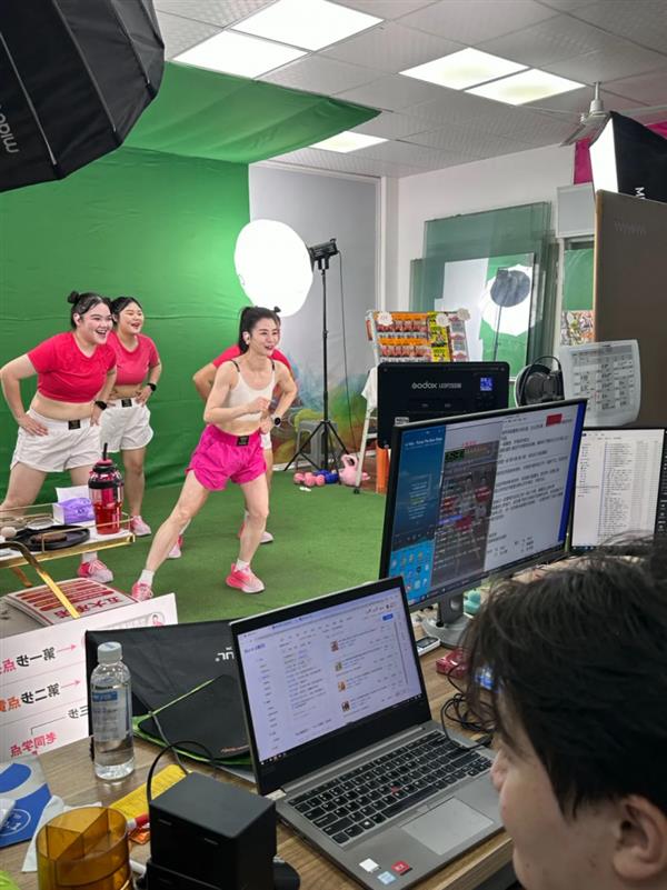 商知识带货：成就感不亚于拿金牌新利娱乐退役蹦床冠军投身抖音电(图4)