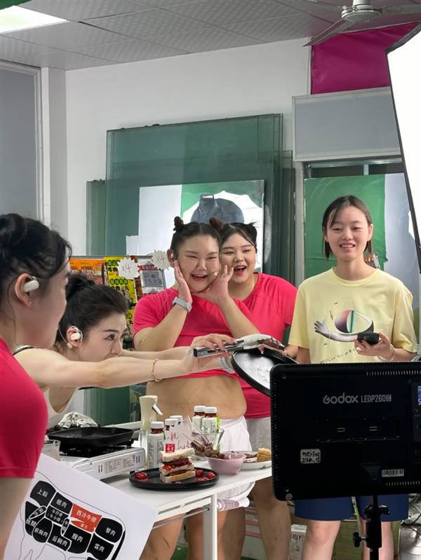 商知识带货：成就感不亚于拿金牌新利娱乐退役蹦床冠军投身抖音电(图7)