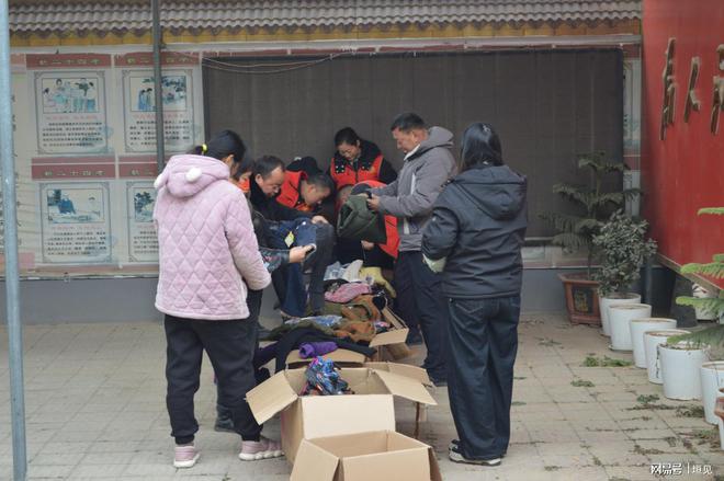 鞋”手共度寒冬“衣”暖贫困儿童新利体育app长垣市佘家镇：“(图3)