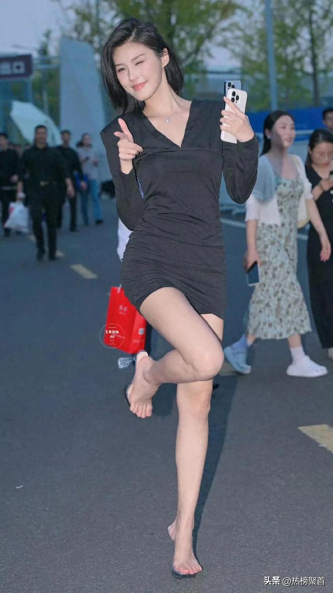 鞋搭配黑色百褶短裙一件修身半袖10厘米的透明尖头细跟水晶凉(图4)
