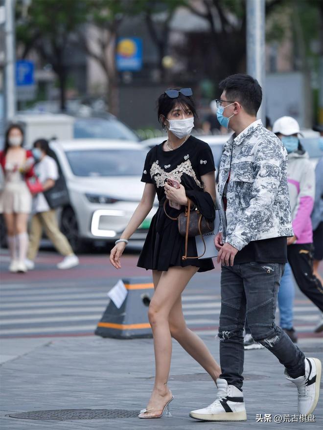 鞋搭配黑色百褶短裙一件修身半袖10厘米的透明尖头细跟水晶凉(图7)