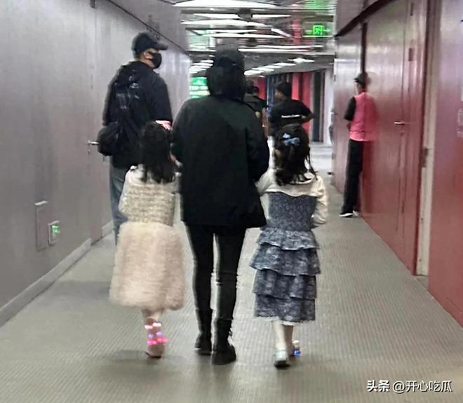 姐妹花穿着公主裙鞋子还会闪灯谢娜带着跳跳俏俏看张杰演唱会(图1)